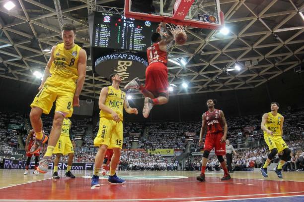 还在防守端 还在防守端